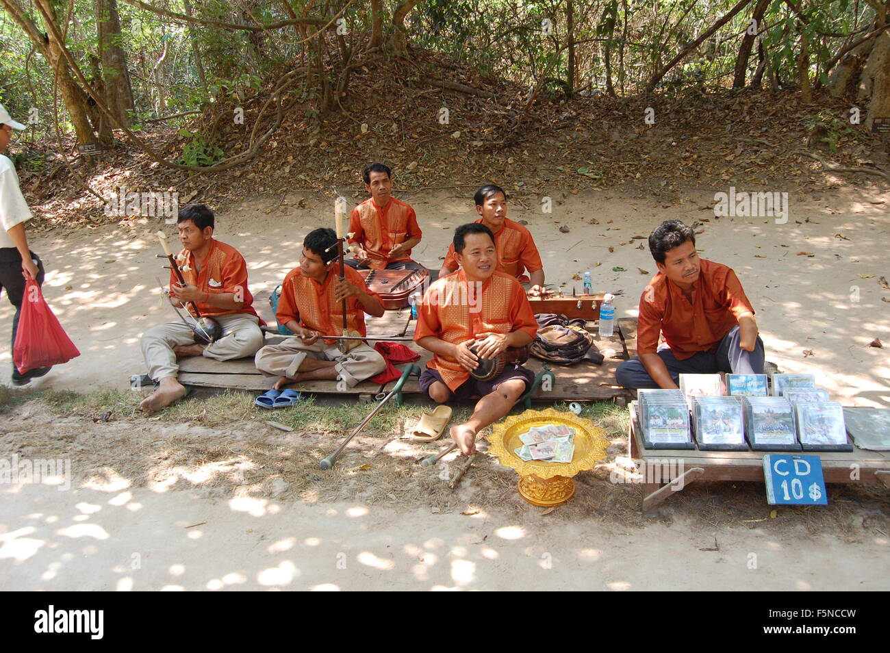 Männer machen Musik und CDs verkaufen, außerhalb der Tempel von Angkor Wat in Kambodscha Stockfoto