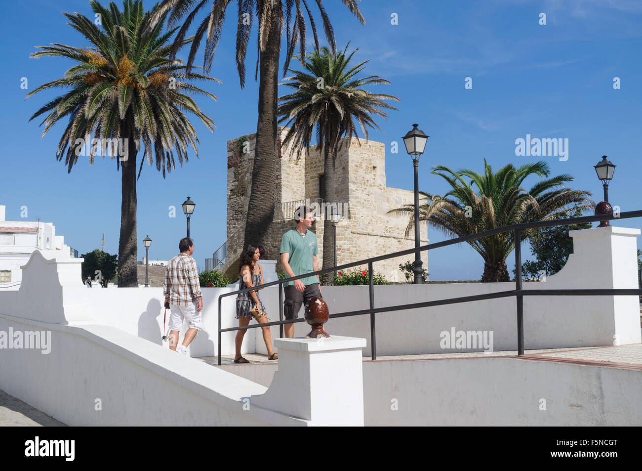 Miramar-Turm und Gärten in Tarifa Altstadt, Provinz Cadiz, Andalusien, Spanien Stockfoto