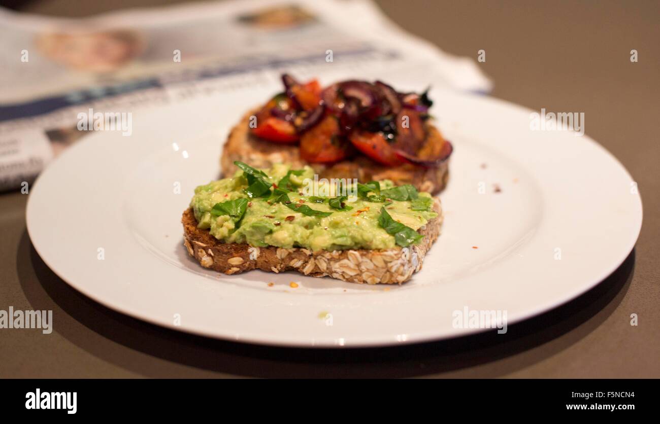 Avocado auf Toast Nigella Rezept snack Tomaten Braten Stockfoto