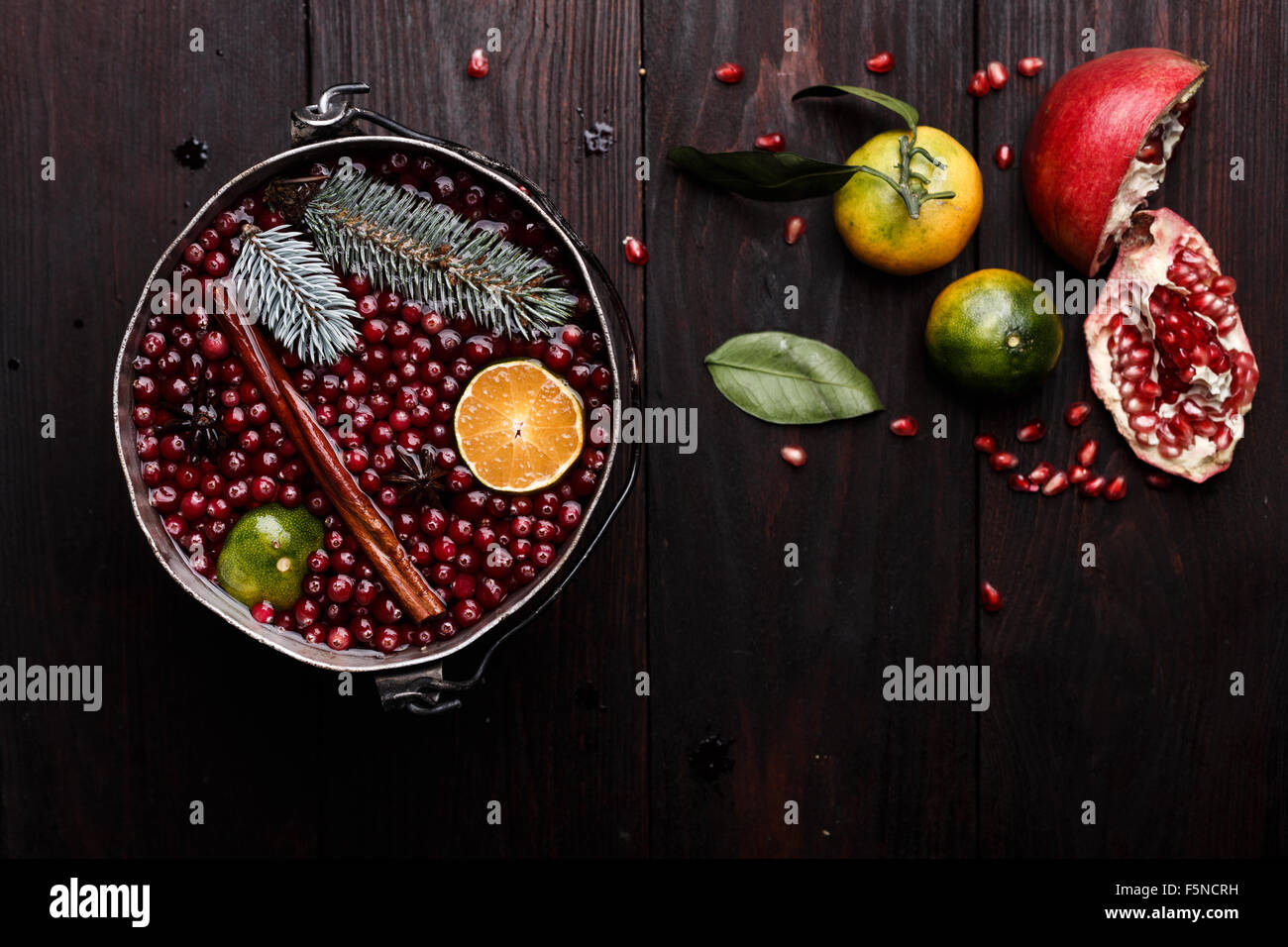 Mandarin Cranberry Granatapfel Punsch oder Glühwein in einem rustikalen Alter Topf Stockfoto