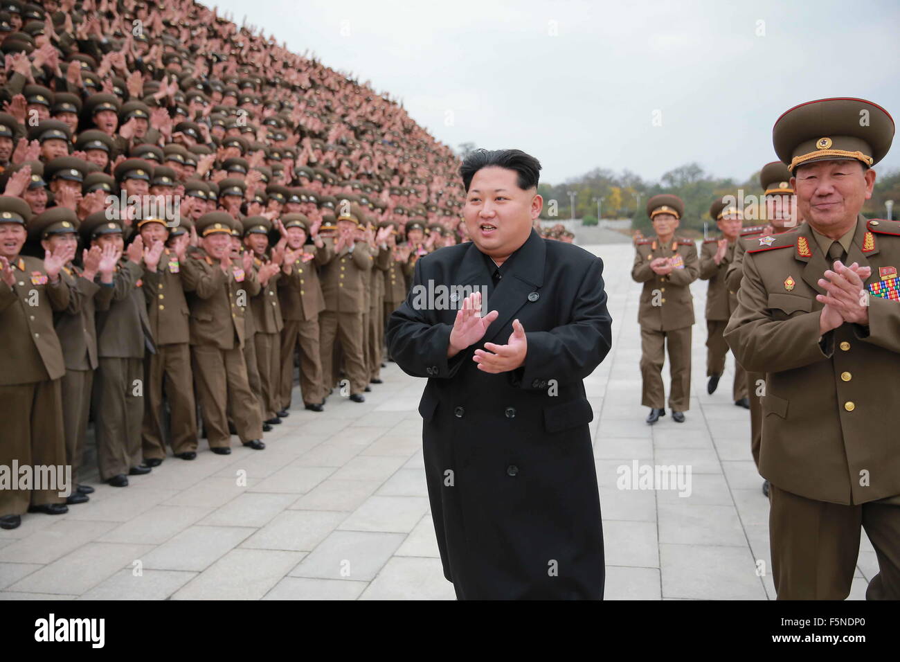 Pyongyang. 7. November 2015. Foto zur Verfügung gestellt von Korean Central News Agency (KCNA) am 7. November 2015 zeigt Top-Leader der Demokratischen Volksrepublik Korea (DVRK) Kim Jong Un (2. R, vorne) haben eine Foto-Session mit den Teilnehmern in der 7. Sitzung der Bildung Offiziere von der Armee des koreanischen Volkes (KPA) in Pjöngjang, Nordkorea. Bildnachweis: KCNA/Xinhua/Alamy Live-Nachrichten Stockfoto