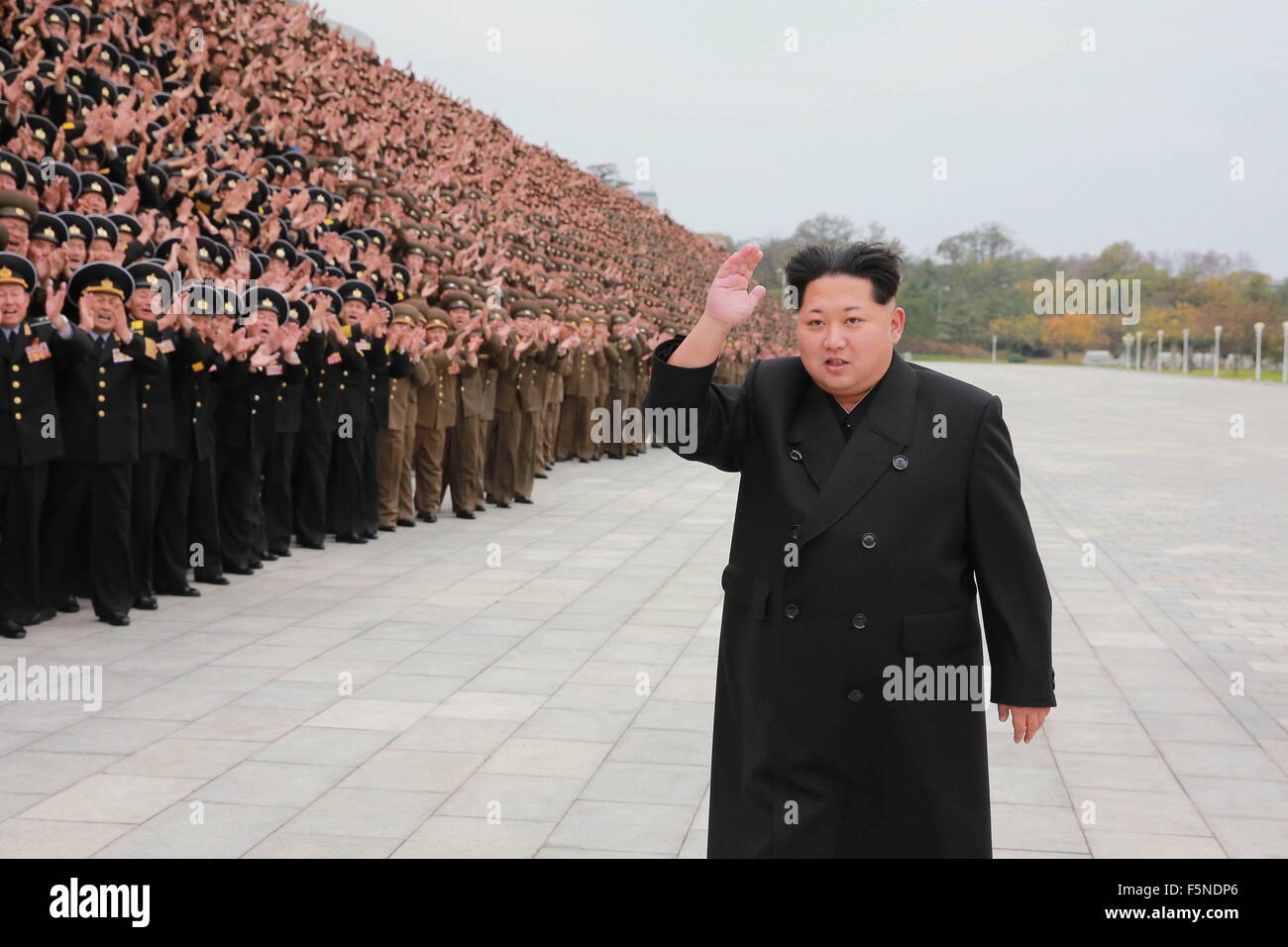 Pyongyang. 7. November 2015. Foto zur Verfügung gestellt von Korean Central News Agency (KCNA) am 7. November 2015 zeigt Top-Leader der Demokratischen Volksrepublik Korea (DVRK) Kim Jong Un mit einer Foto-Session mit den Teilnehmern in der 7. Sitzung der Bildung Offiziere von der Armee des koreanischen Volkes (KPA) in Pjöngjang, Nordkorea. Bildnachweis: KCNA/Xinhua/Alamy Live-Nachrichten Stockfoto