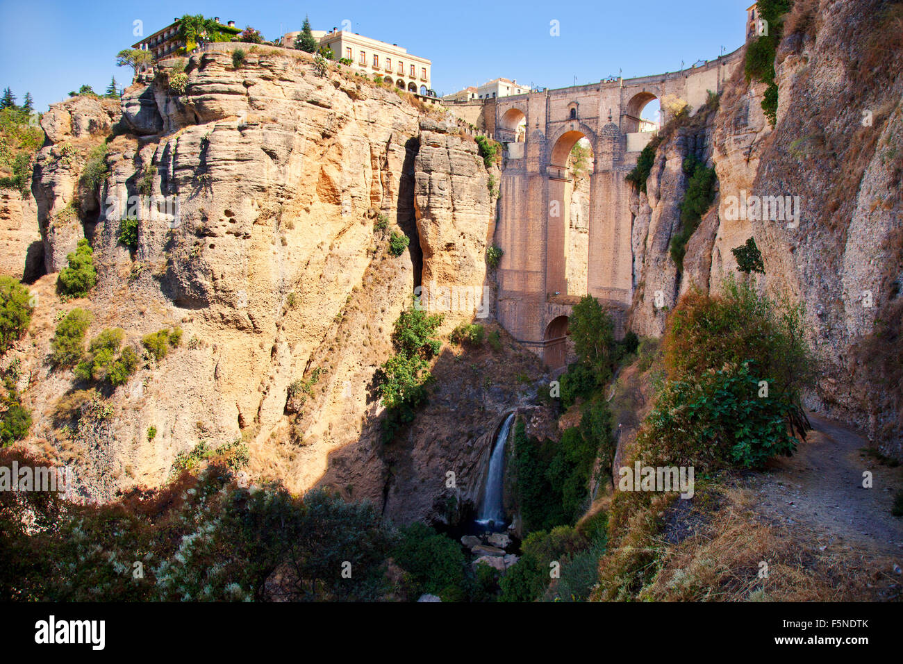 Neue Brücke fällt und Schlucht in Ronda weißen Dorf aufbauend auf den Felsen. Andalusien, Spanien. Stockfoto
