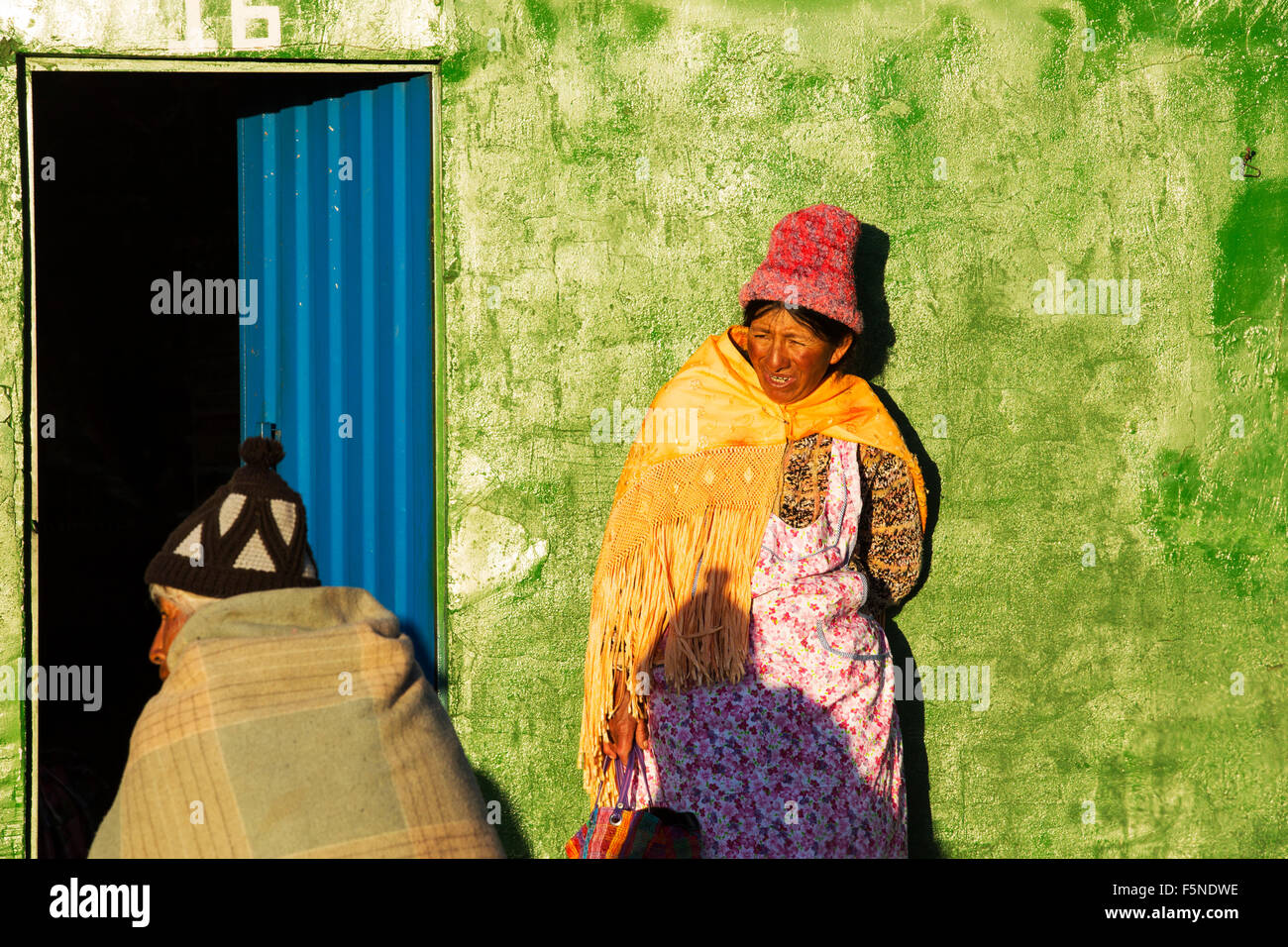 Indigene Frauen auf einem Straßenmarkt in El Alto, La Paz, Bolivien, Südamerika, in traditioneller Tracht. Stockfoto