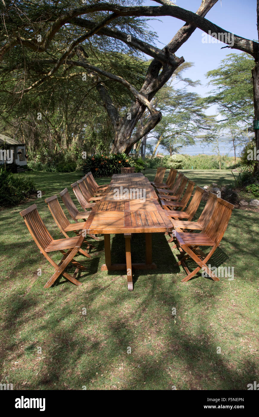 Unbesetzten Tisch und Stühle auf Rasen am Elsamere Lake Naivasha in Kenia Stockfoto