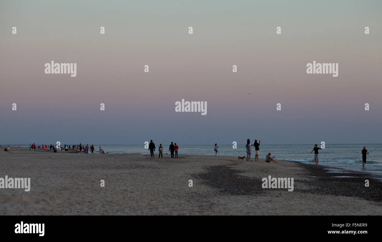 Eine abendliche Ritual im Sommer an den Stränden an der Westküste von Dänemark ist zu gehen und den Sonnenuntergang von der Uferlinie. Stockfoto