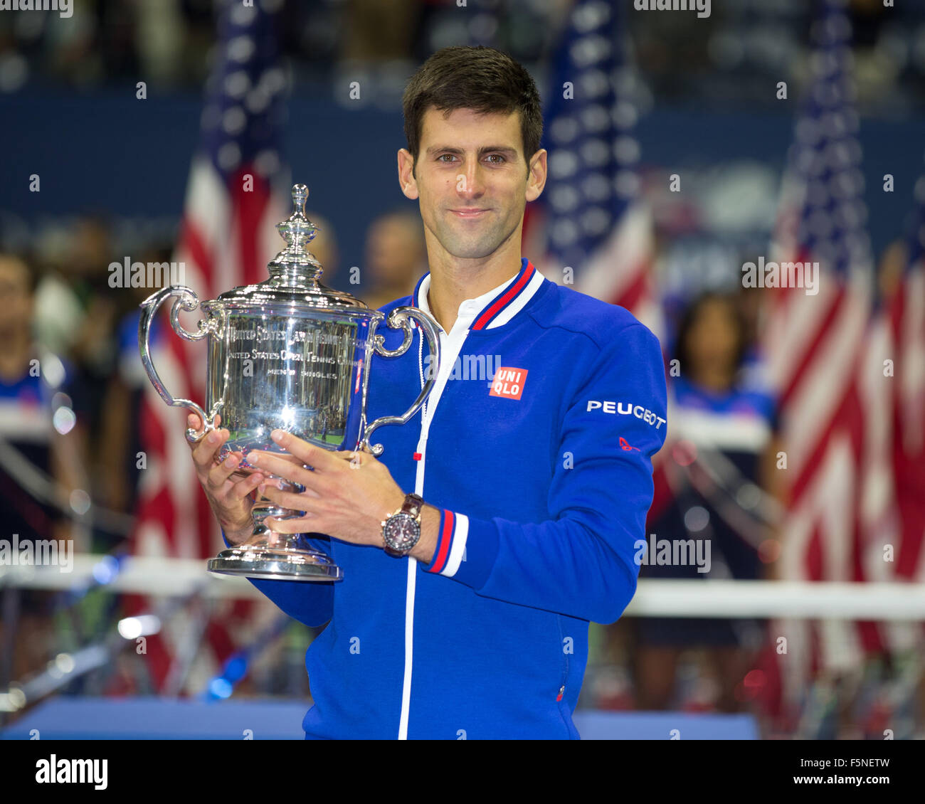 Novak Djokovic (SRB) mit Trophäe in der 2015 uns offen Flushing Meadows, USTA Billie Jean King National Tennis Center, New York, Stockfoto