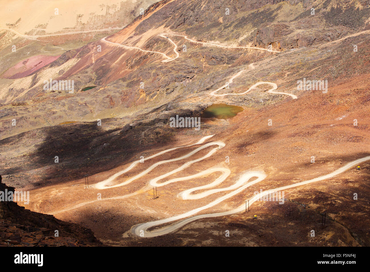 Die Switchback-Straße, die steigt auf über 17.000 Fuß auf den Gipfel des Chacaltaya, eine der höchsten Straßen der Welt, La Paz, Bolivien. Stockfoto