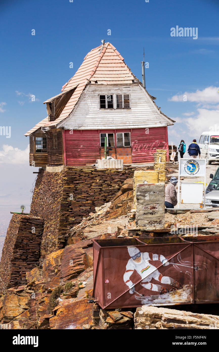 Eine alten Ski Club-Hütte auf den Gipfel des Chacaltaya (5, 395m), bis 2009 Chacaltaya hatte einen Gletscher, der Welten höchsten Skilift an über 17.000 Fuß unterstützt. Der Gletscher verschwand schließlich vollständig im Jahr 2009. La Paz wird wahrscheinlich die erste Hauptstadt in der Welt sein, die wegen Mangel an Wasser weitgehend aufgegeben werden müssen. Es stützt sich auf Glazial-Schmelzwasser aus den umliegenden Gipfeln der Anden, aber wie der Klimawandel bewirkt, die Gletscher dass schmelzen, es läuft schnell Wassermangel. Stockfoto