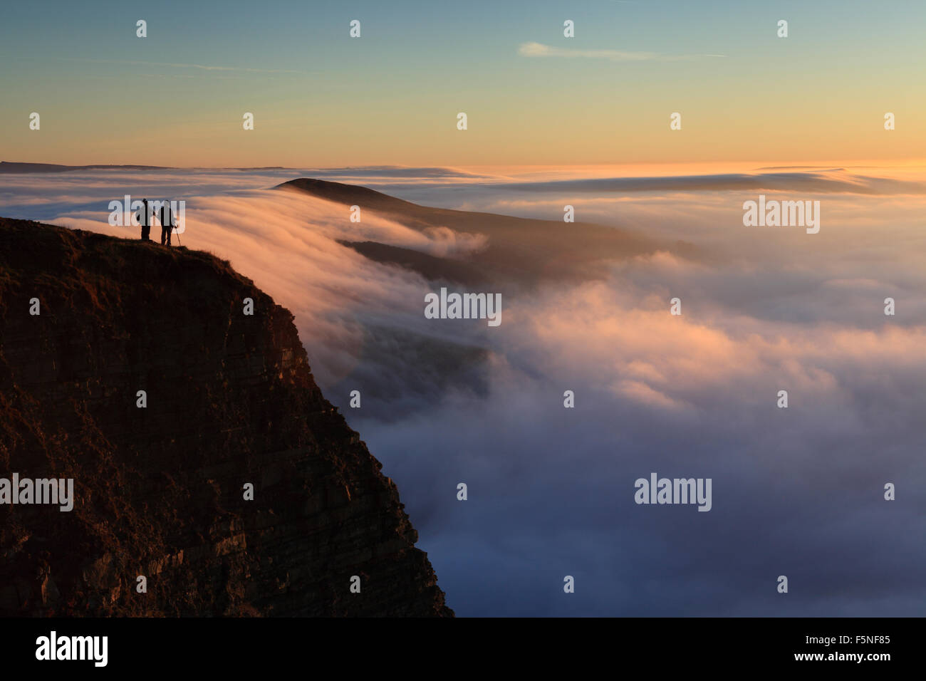 2 Wanderer bewundern die Aussicht vom Mam Tor im Peak District Stockfoto