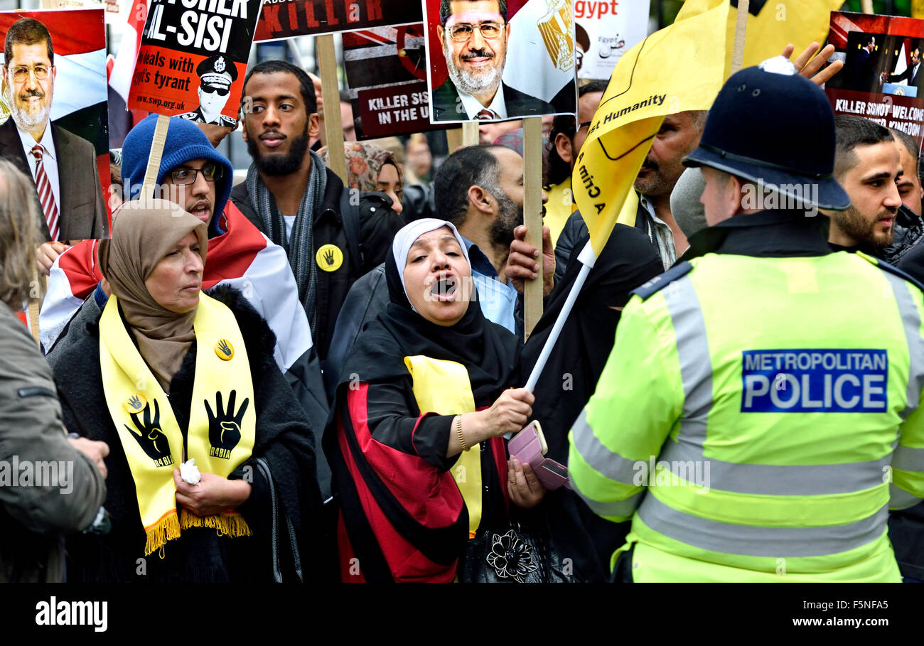 London, 5. November. Für und gegen Präsident Sisi Ägyptens Demonstranten protestieren in Whitehall wartet auf seine Ankunft in Downing St... Stockfoto