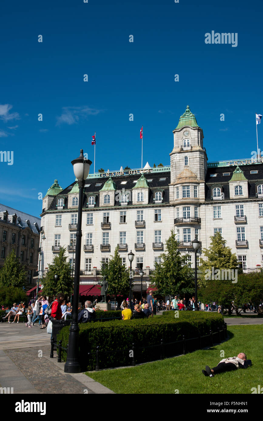 Norwegen, Oslo, Karl Johans Gate. Grand Hotel, am besten bekannt als jährlicher Austragungsort der Nobel Friedenspreis Preisträger. Hotel eröffnet Stockfoto