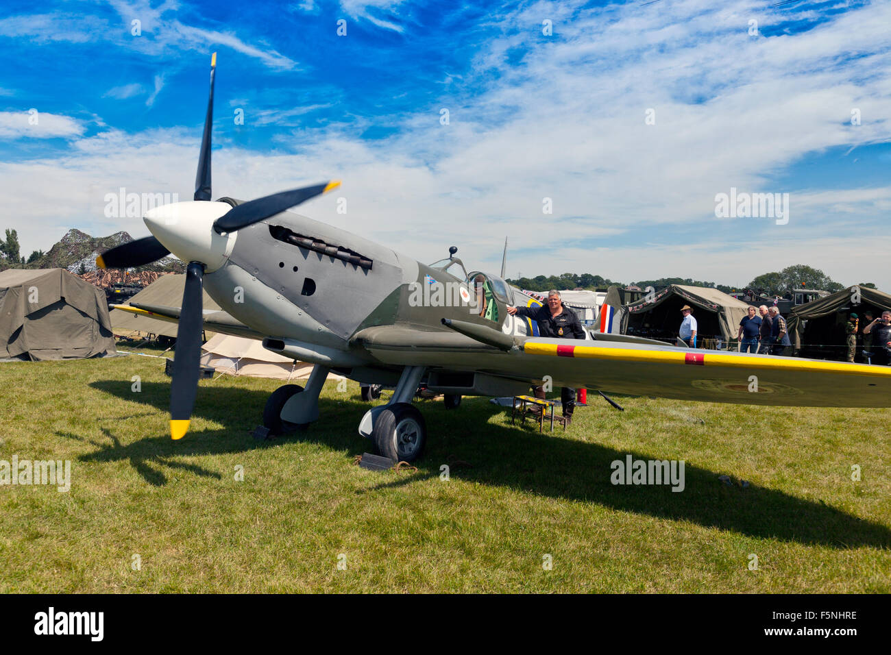 Ein Replikat Mk9 Spitfire Flugzeug (und Besitzer Graham Adlam) im Jahr 2015 Norton Fitzwarren Dampf Fayre, Somerset, Großbritannien Stockfoto