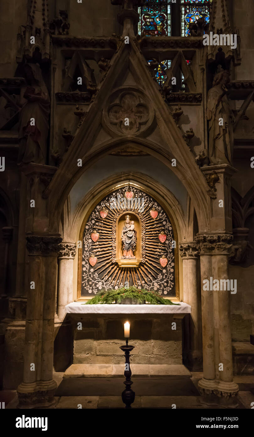 Altar in einem Seitenschiff der Regensburger Dom (Dom St. Peter), gotische Wahrzeichen der bayerischen Stadt Regensburg, Deutschland Stockfoto
