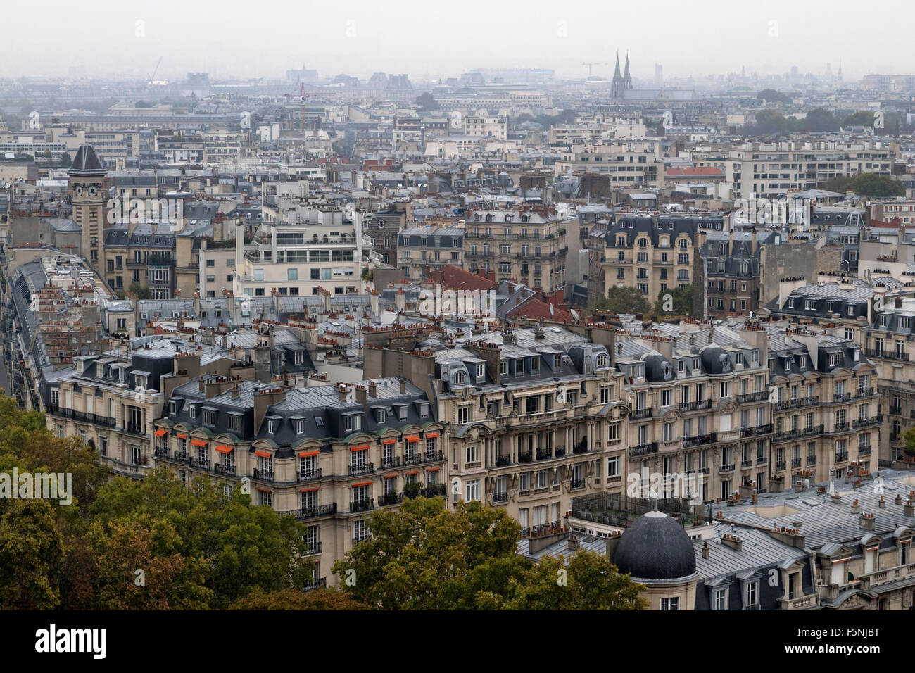 Fassaden der traditionellen Gebäude im Herbst in Paris Stockfoto