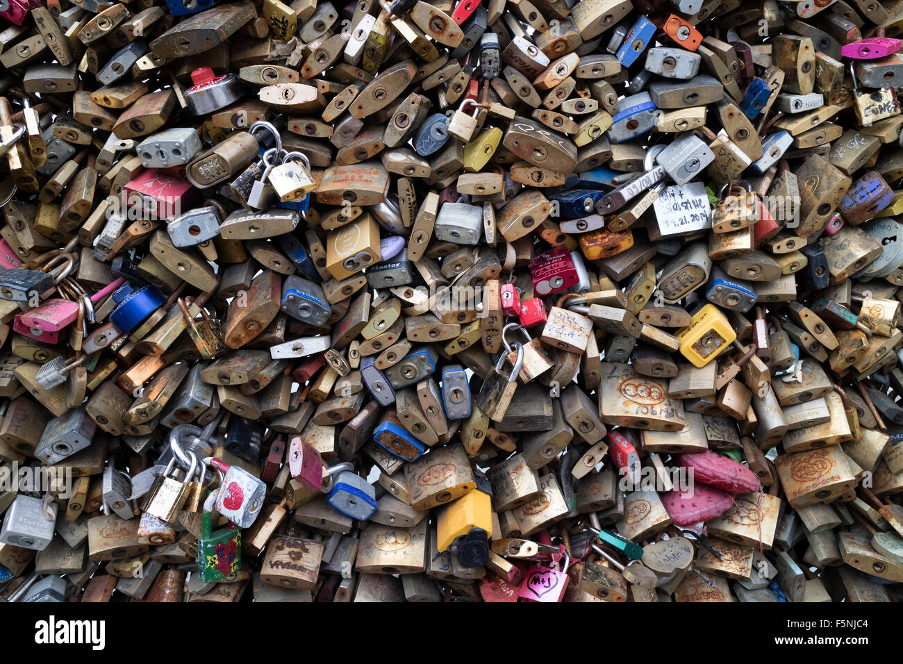 Schlösser auf der Pont des Arts in Paris Stockfoto