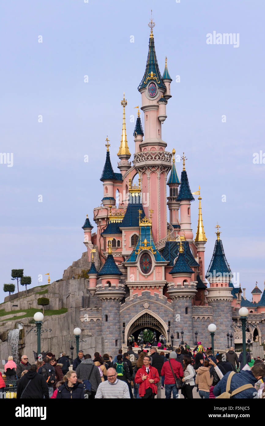 Sleeping Beauty Castle, Fantasyland, Disneyland Paris Themenpark, Marne-la-Vallée, Île-de-France, Frankreich Stockfoto