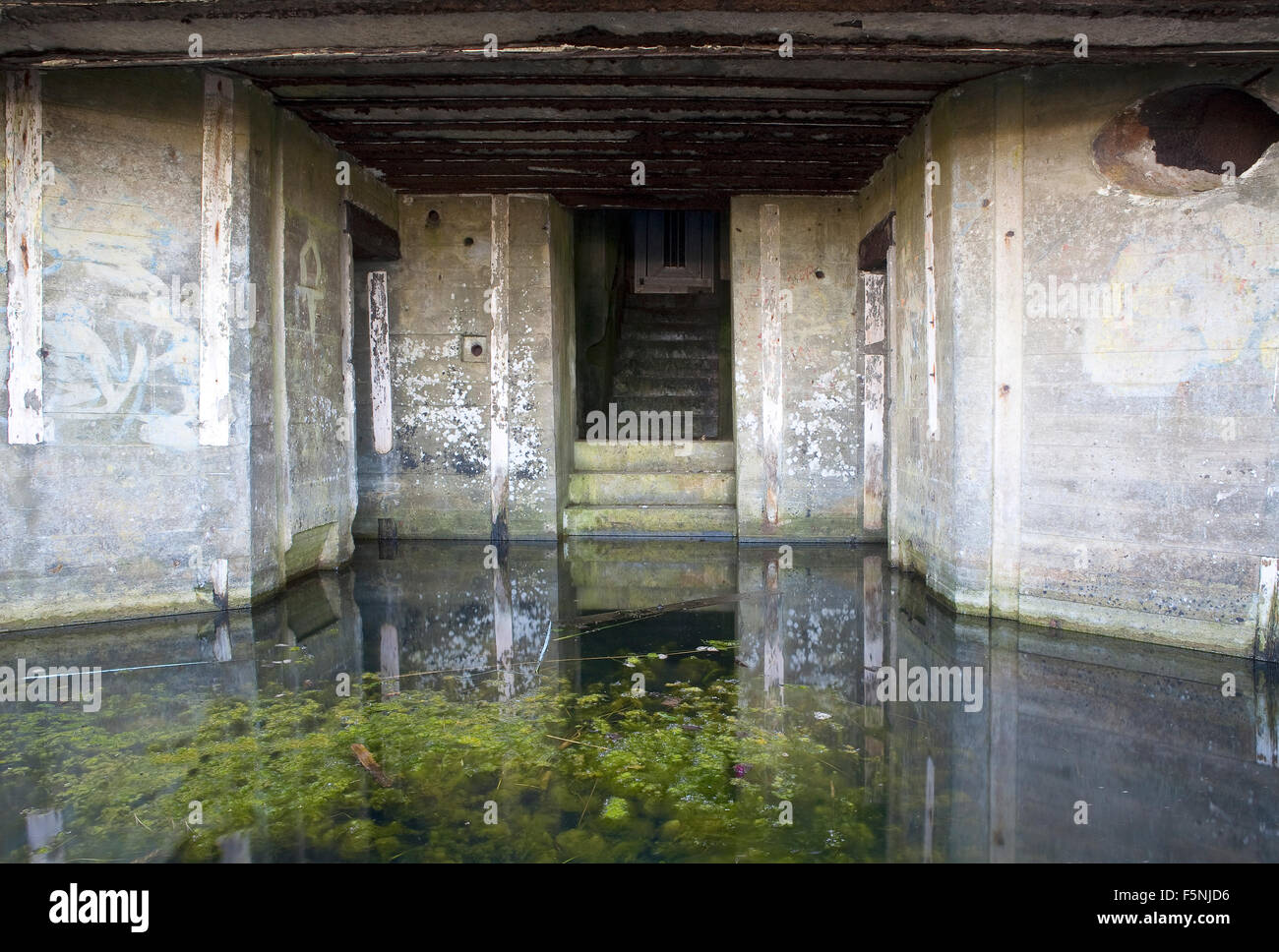 Ein altes und außer Betrieb Krieg Bunker überlassen wurde baufällig und