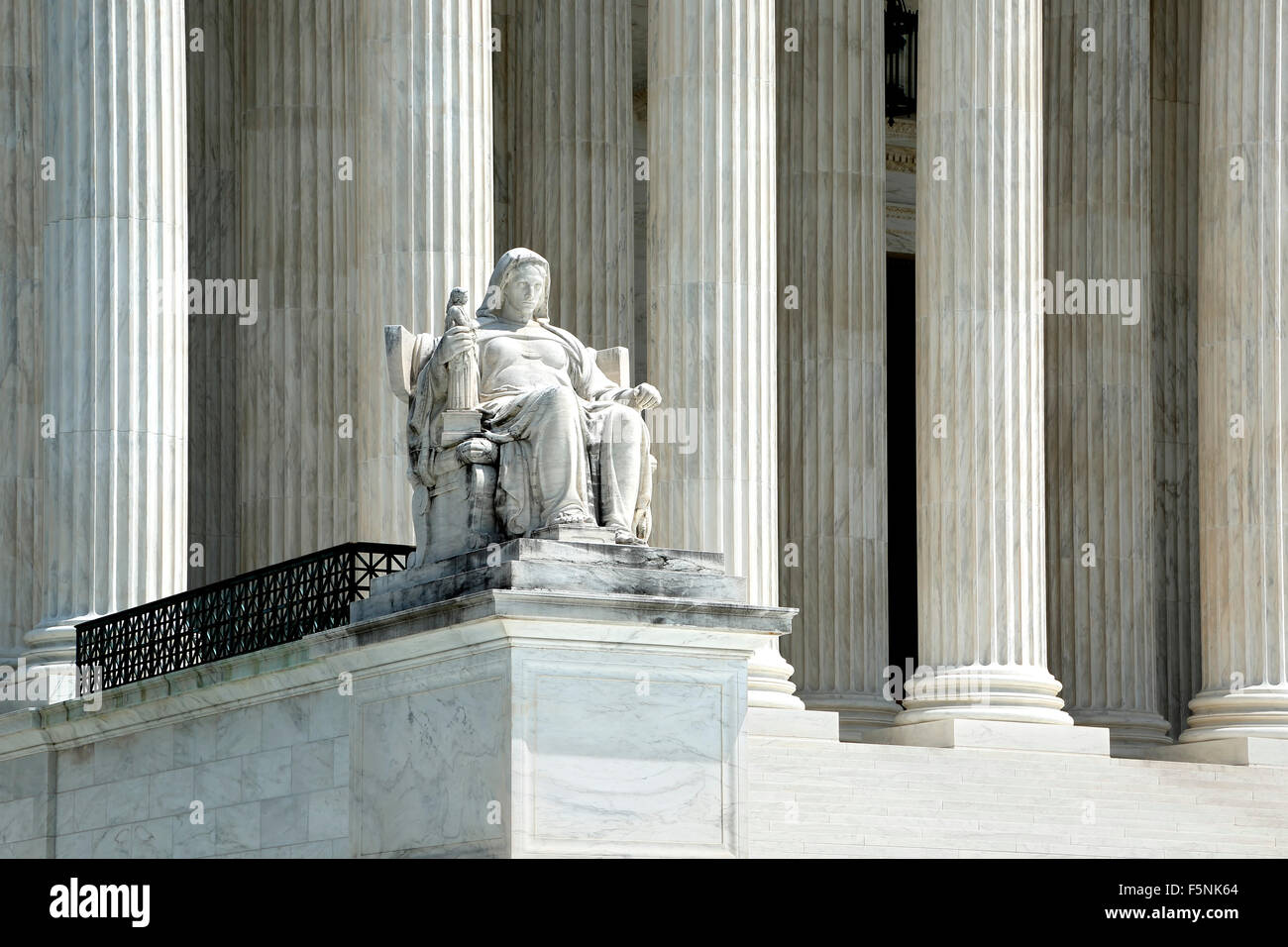"Kontemplation der Gerechtigkeit" Statue und Spalten, United States Supreme Court, Washington, District Of Columbia-USA Stockfoto
