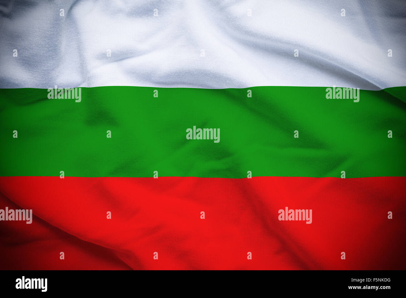 Wellig und wellige Nationalflagge Bulgarien Hintergrund. Stockfoto