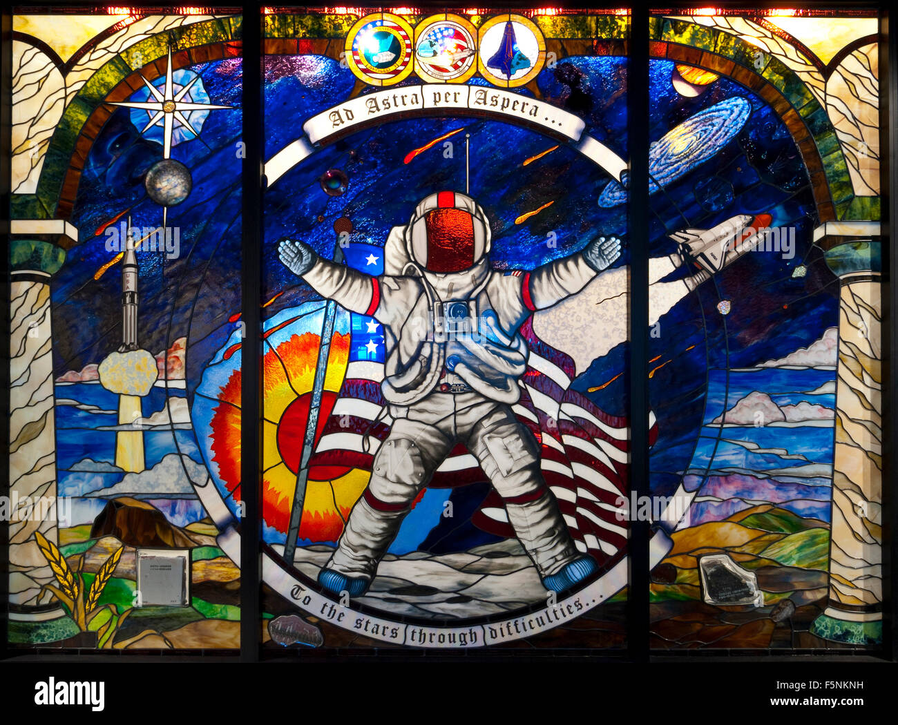 N. Chr. Aspa pro Aspera Glasmalerei, Kansas Cosmosphere and Space Center, Hutchinson, Kansas. Stockfoto