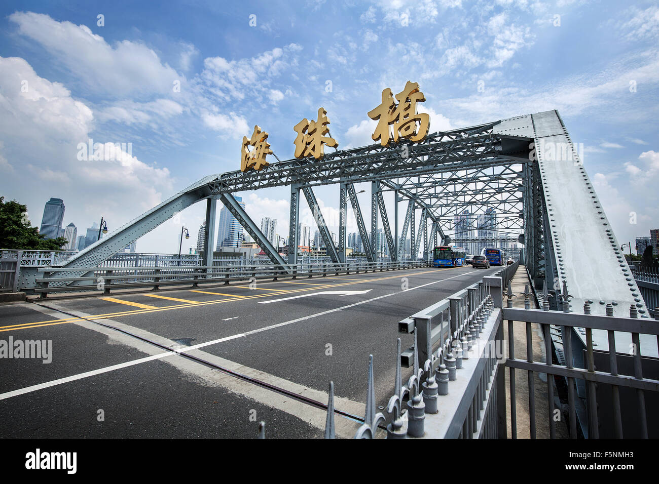 Guangzhou, China - Sep, 4, 2015:Haizhu Brücke am Fluss Zhujiang in Guangzhou China. Stockfoto