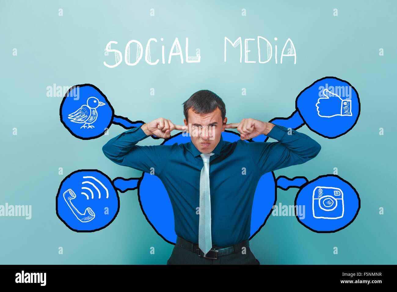 Geschäftsmann bedeckte seine Ohren mit Ihren Fingern runzelte die Stirn Social mich Stockfoto