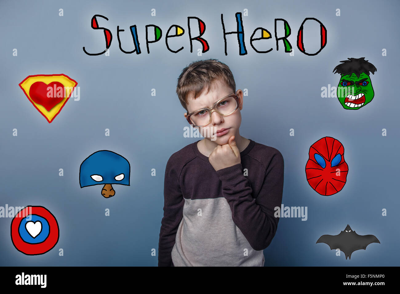 junge super denkt sein Kinn hand runzelte die Stirn Superhelden Leistung an der ph Stockfoto