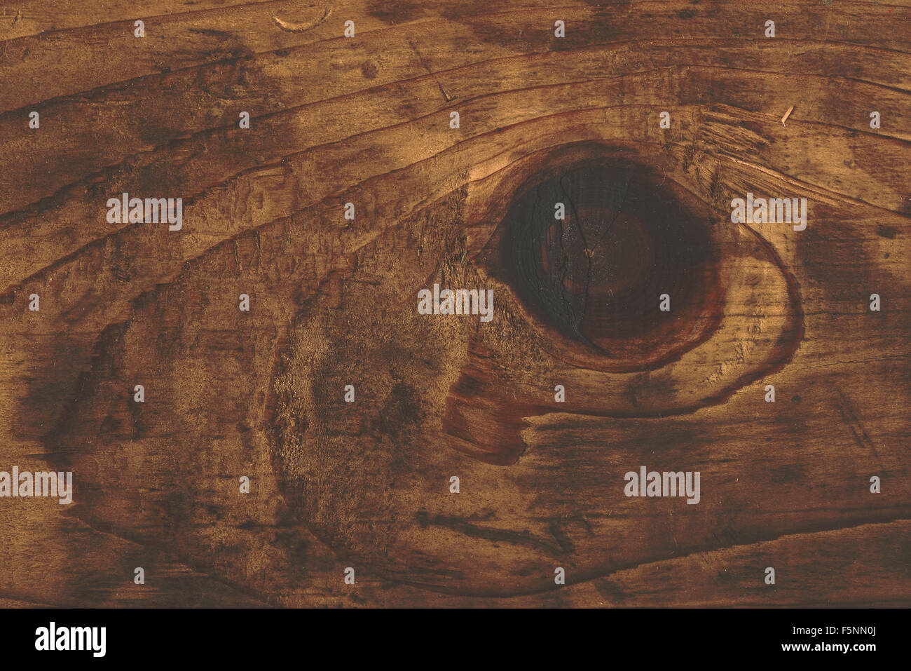 Retro-getönten rustikale Holz Knoten auf verwendete Textur Eiche Plank gebeizt Holzbrett mit Jahresringen Stockfoto