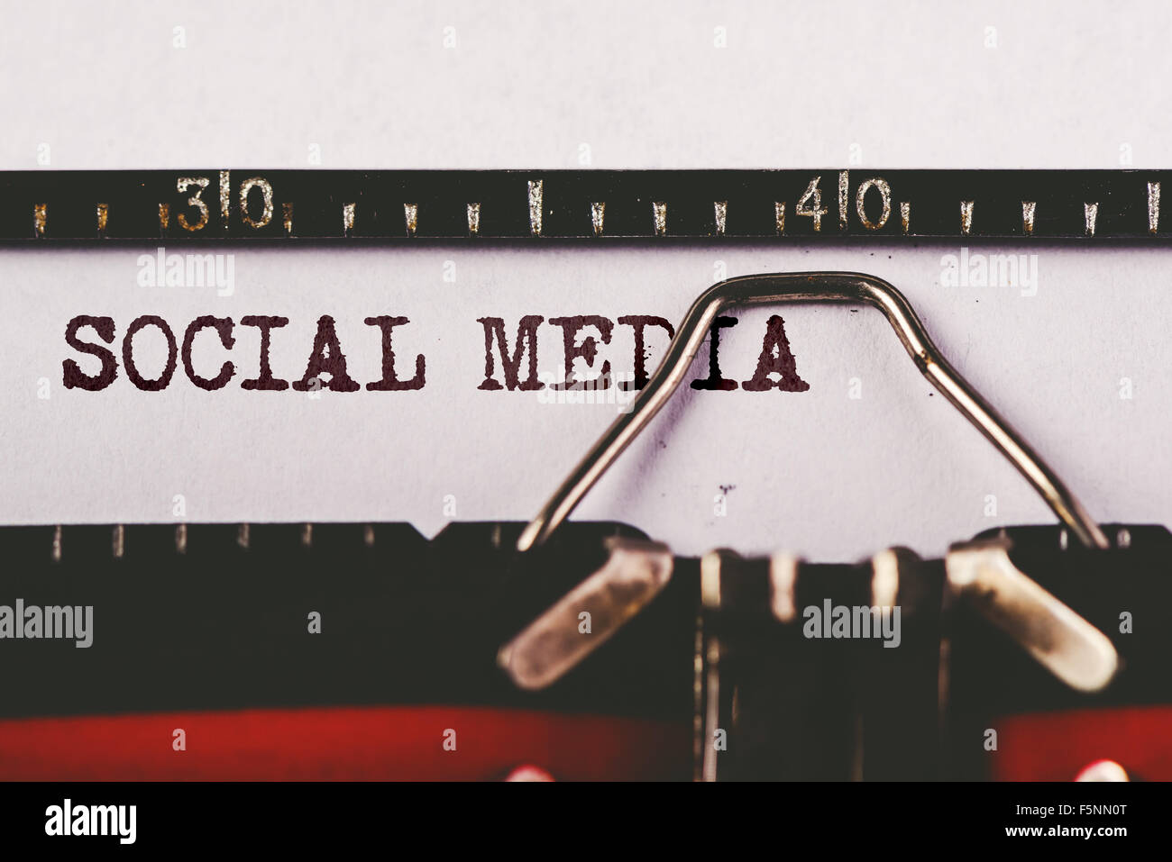 Social-Media-Text auf alte Schreibmaschine, getönten Retro Konzeptbild Stockfoto