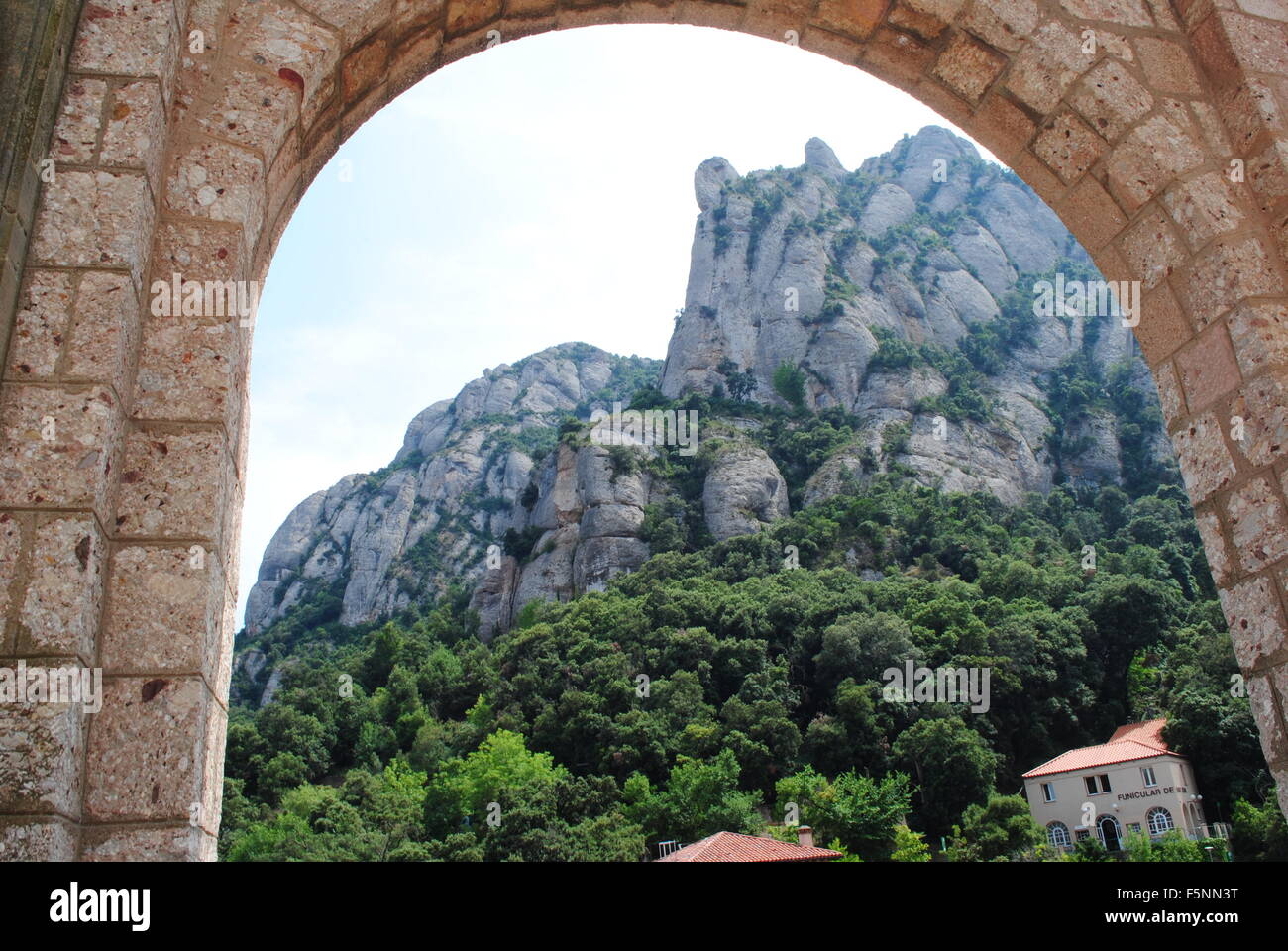 Bogen Sie mit Blick auf Berg Montserrat, Barcelona, Spanien Stockfoto