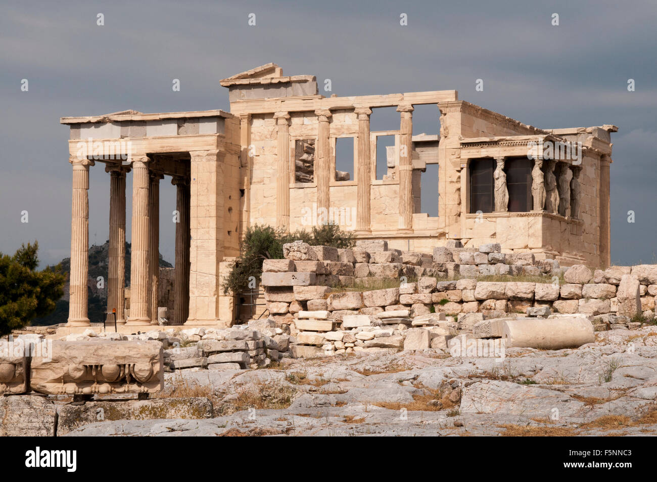 Das Erechtheion Ist Ein Antiker Griechischer Tempel Bj 421 406 V Chr An Der Nordseite Von Der Akropolis In Athen Stockfotografie Alamy