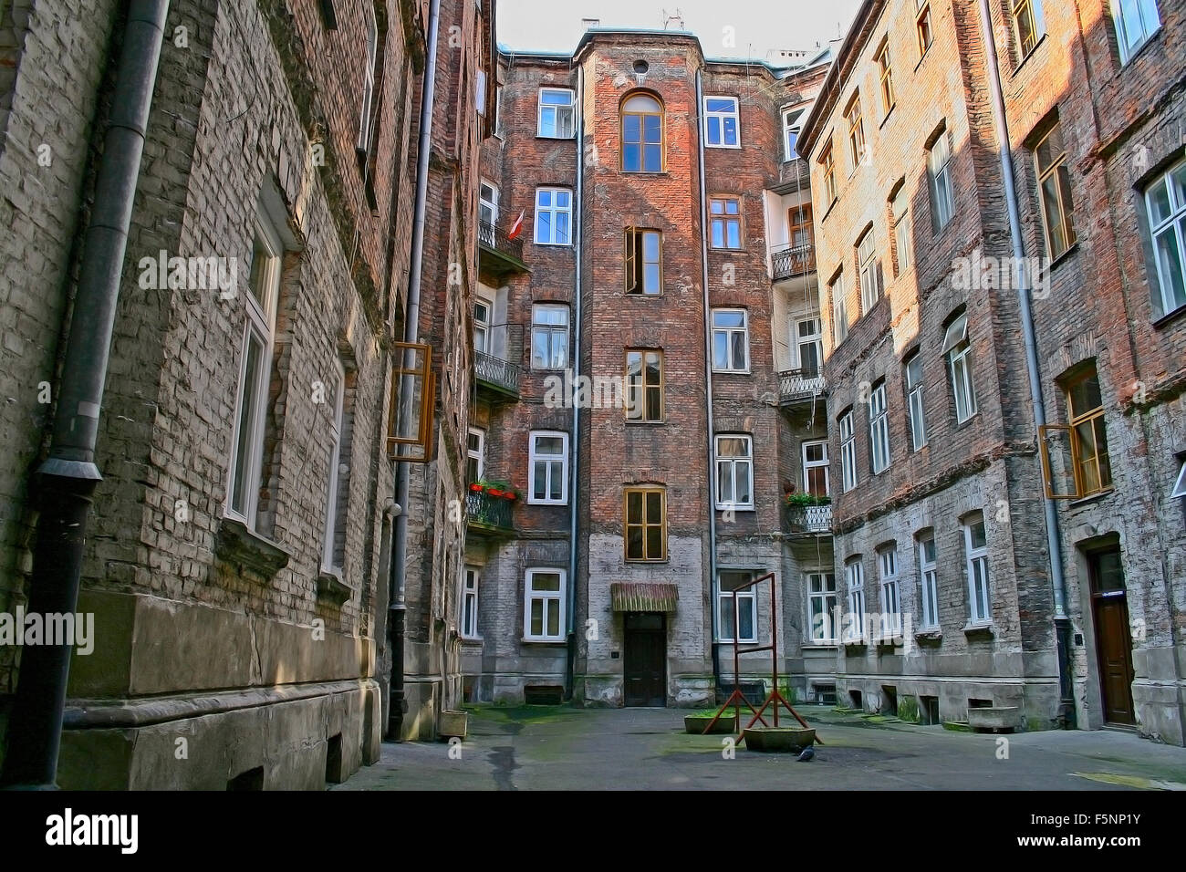 Hinterhof des alten Mietshaus zerlumpt aus Gips in Warschau, Polen Stockfoto