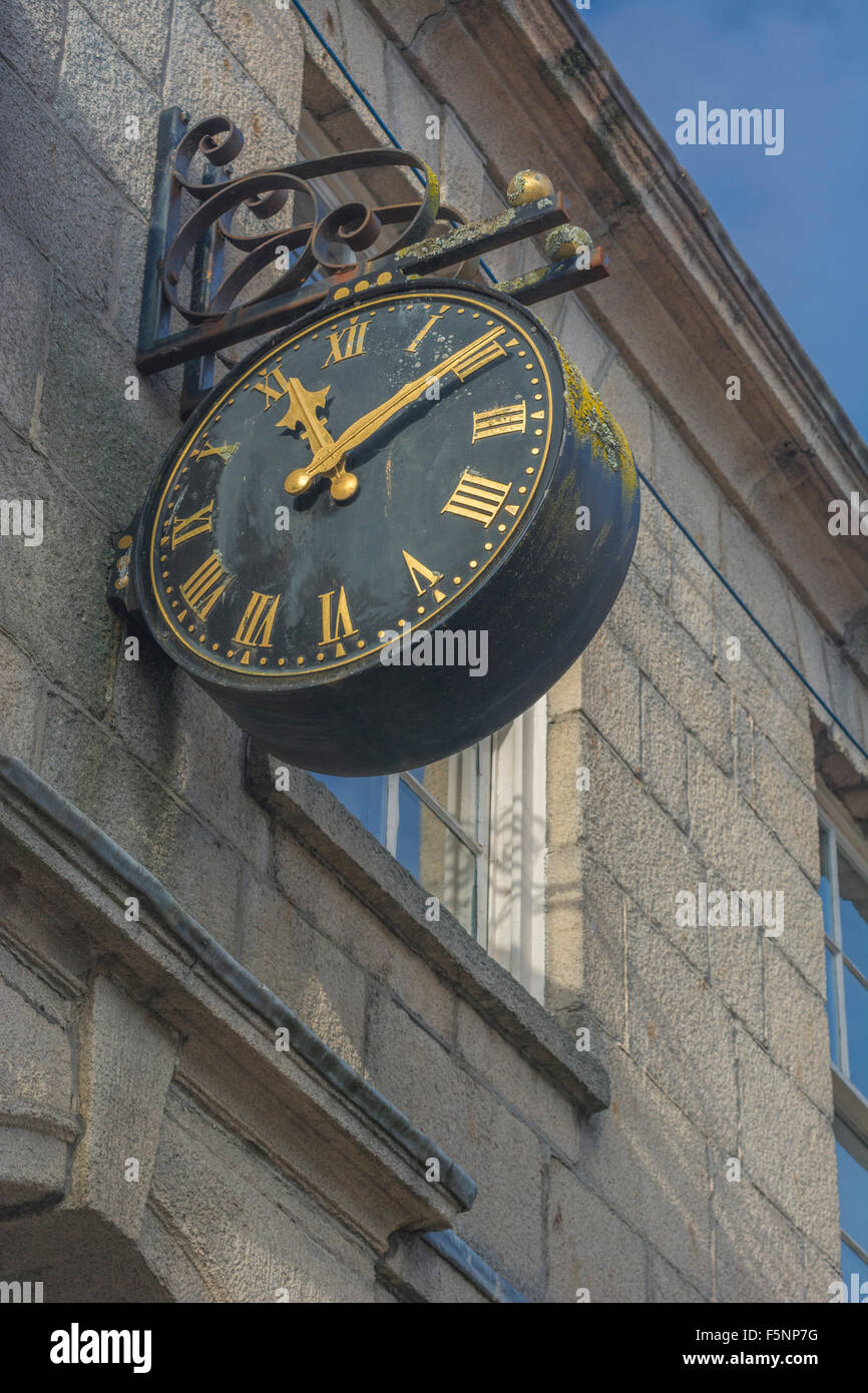 Alte Uhr an der Wand eines Gebäudes in Truro. Visuelle Metapher für das Konzept der Server-Ausfallzeiten, Computerausfallzeiten. Stockfoto