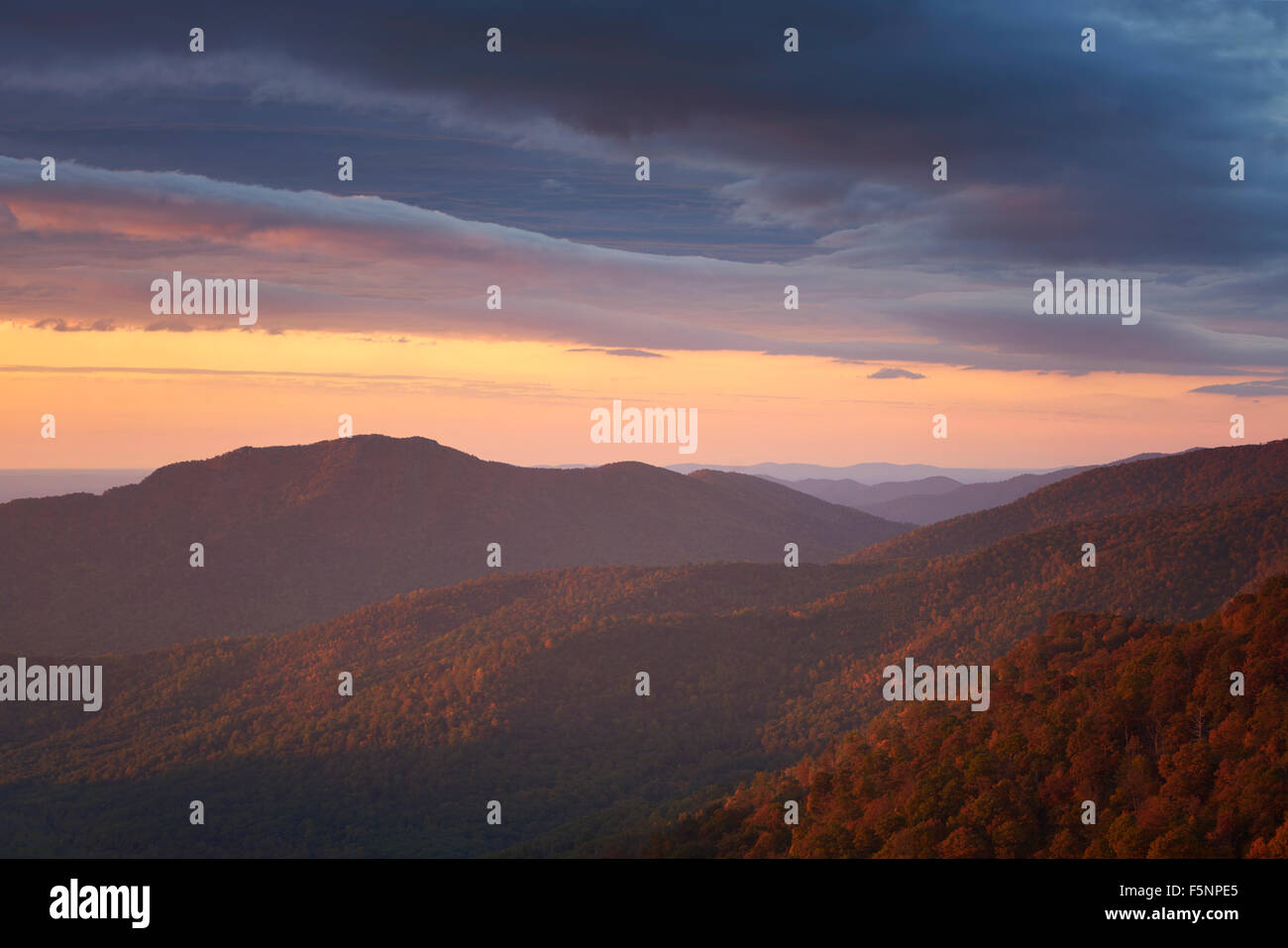 Grandios und bunten Herbst auf die Shenandoah Berge von Pinnacles übersehen auf Skyline Drive Stockfoto