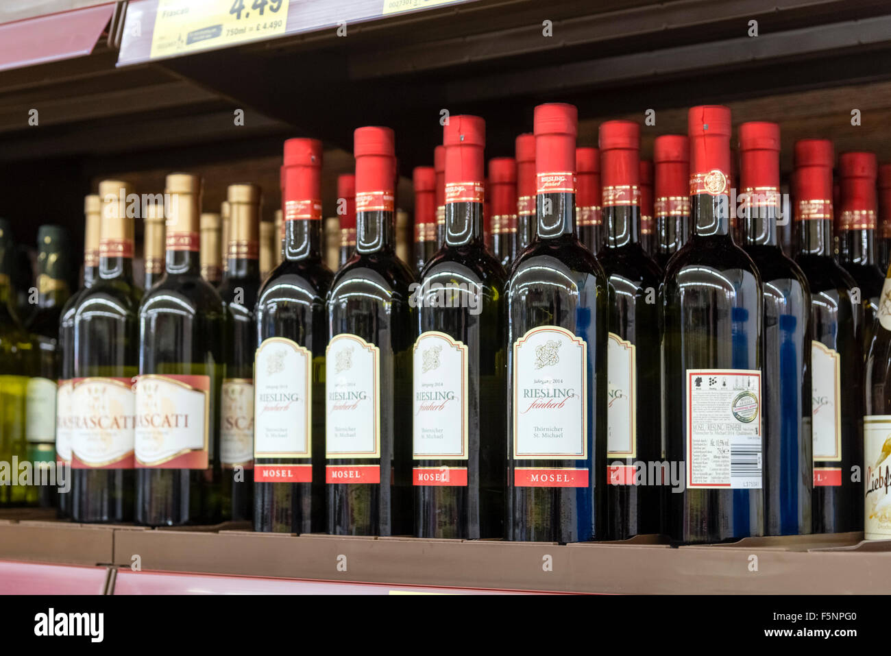 Riesling Weißwein für den Verkauf in einem Supermarkt, UK. Stockfoto