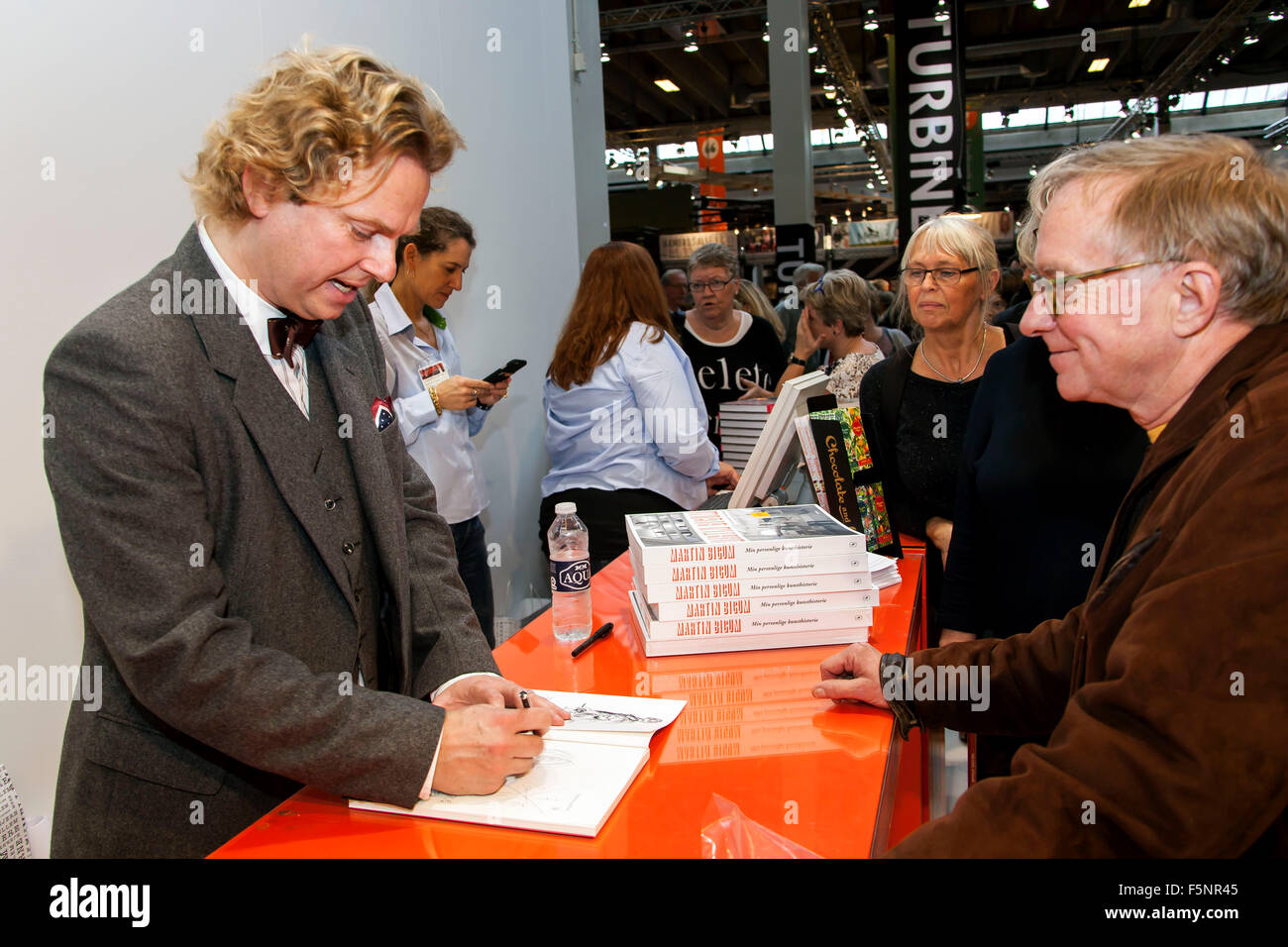Kopenhagen, Dänemark, 7. November 2015. Autor Martin Bigum unterzeichnen sein neues Kunstbuch für Fans bei Kopenhagen Buchmesse. Bildnachweis: OJPHOTOS/Alamy Live-Nachrichten Stockfoto