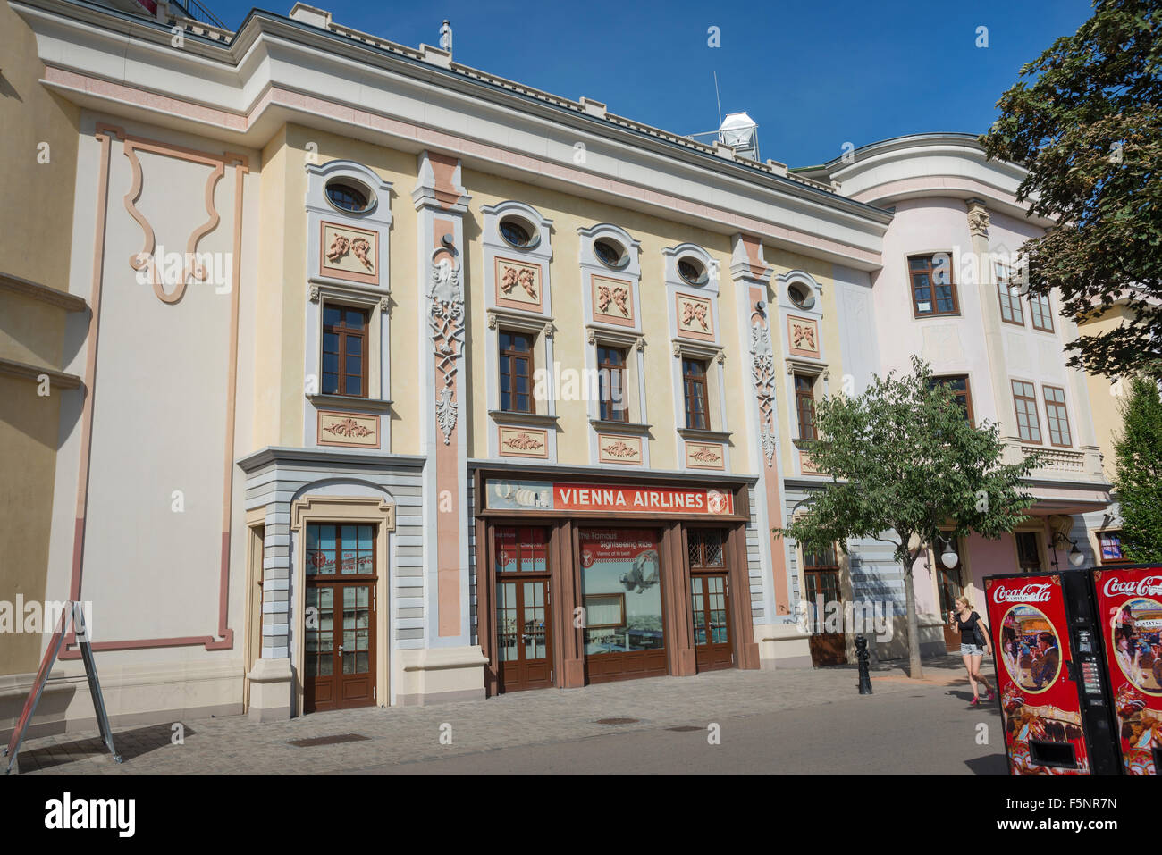 WIEN – 1. AUGUST: Eingang zu den berühmten Vergnügungspark Prater mit Rekonstruktion der Vienna Airlines Officce am august 1, 2015 in Stockfoto