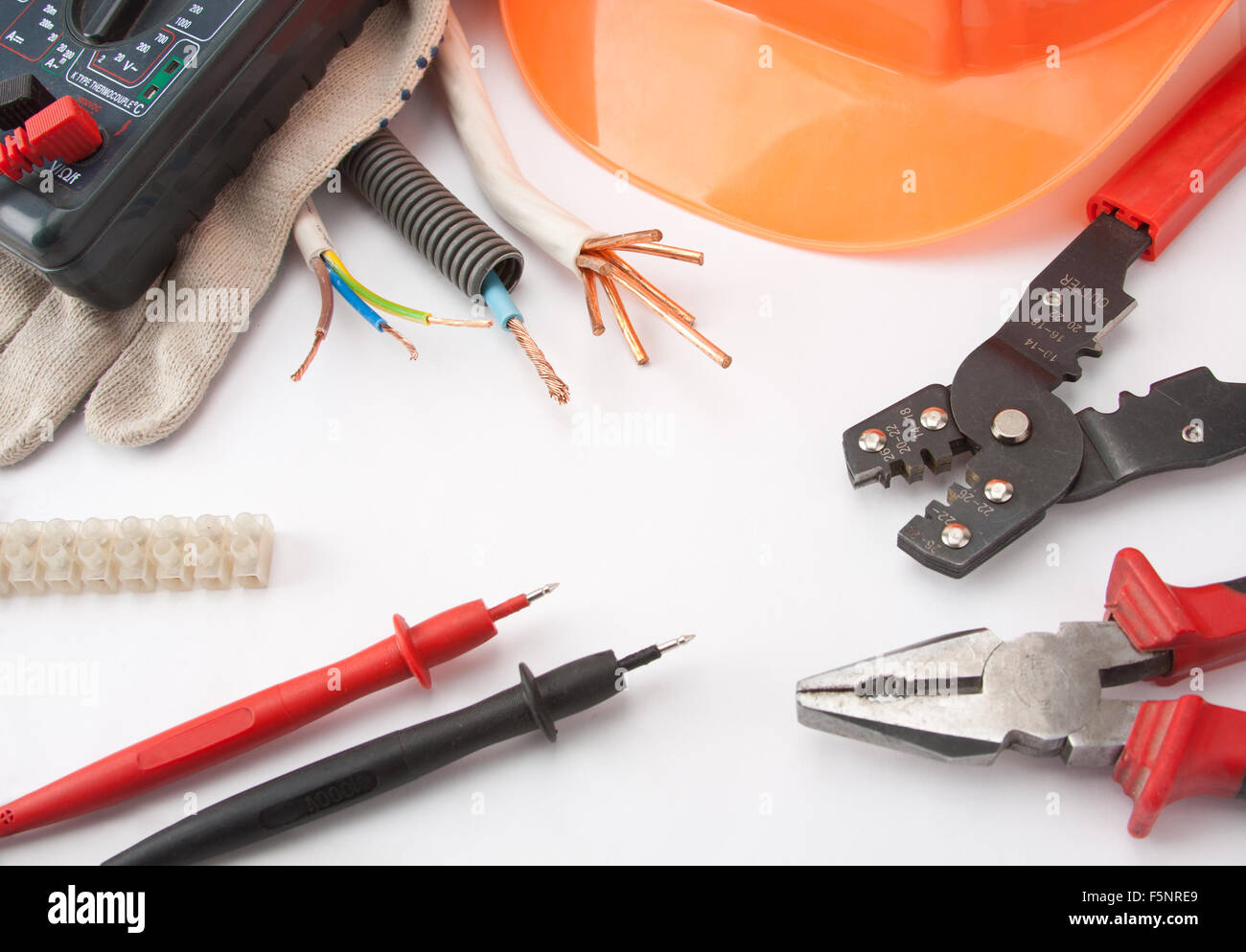 Elektriker Werkzeuge. Bauarbeiterhelm, Multimeter, Zangen, Cutter, Kabel, etc.. Stockfoto