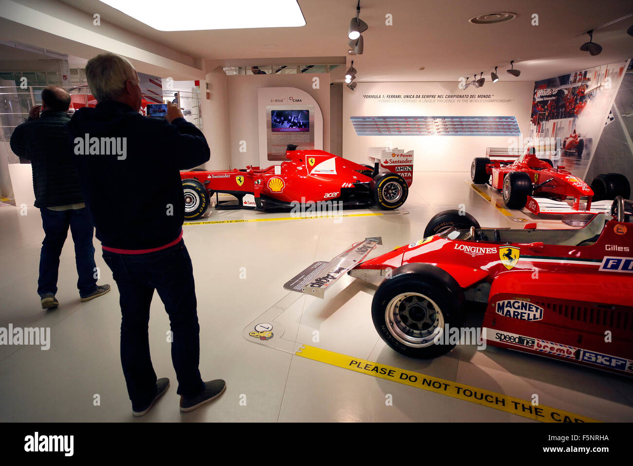 Besucher fotografieren Grand Prix gewinnen Autos im Museo Ferrari in Maranello, Italien. Stockfoto