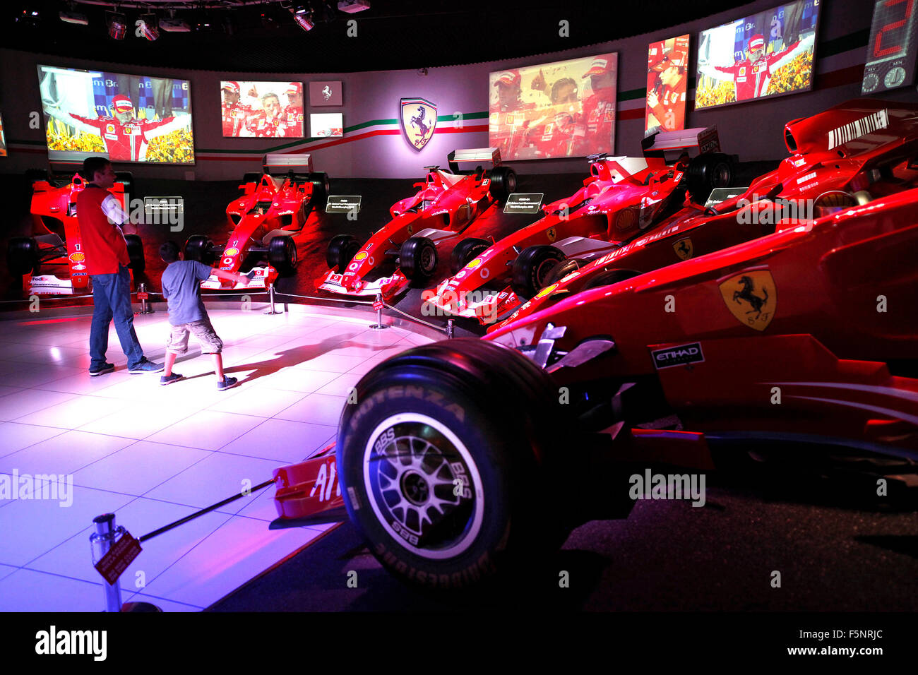 Ferrari F1 Konstrukteurs-Weltmeisterschaft gewinnen Autos auf dem Display im Museo Ferrari in Maranello, Italien. Stockfoto