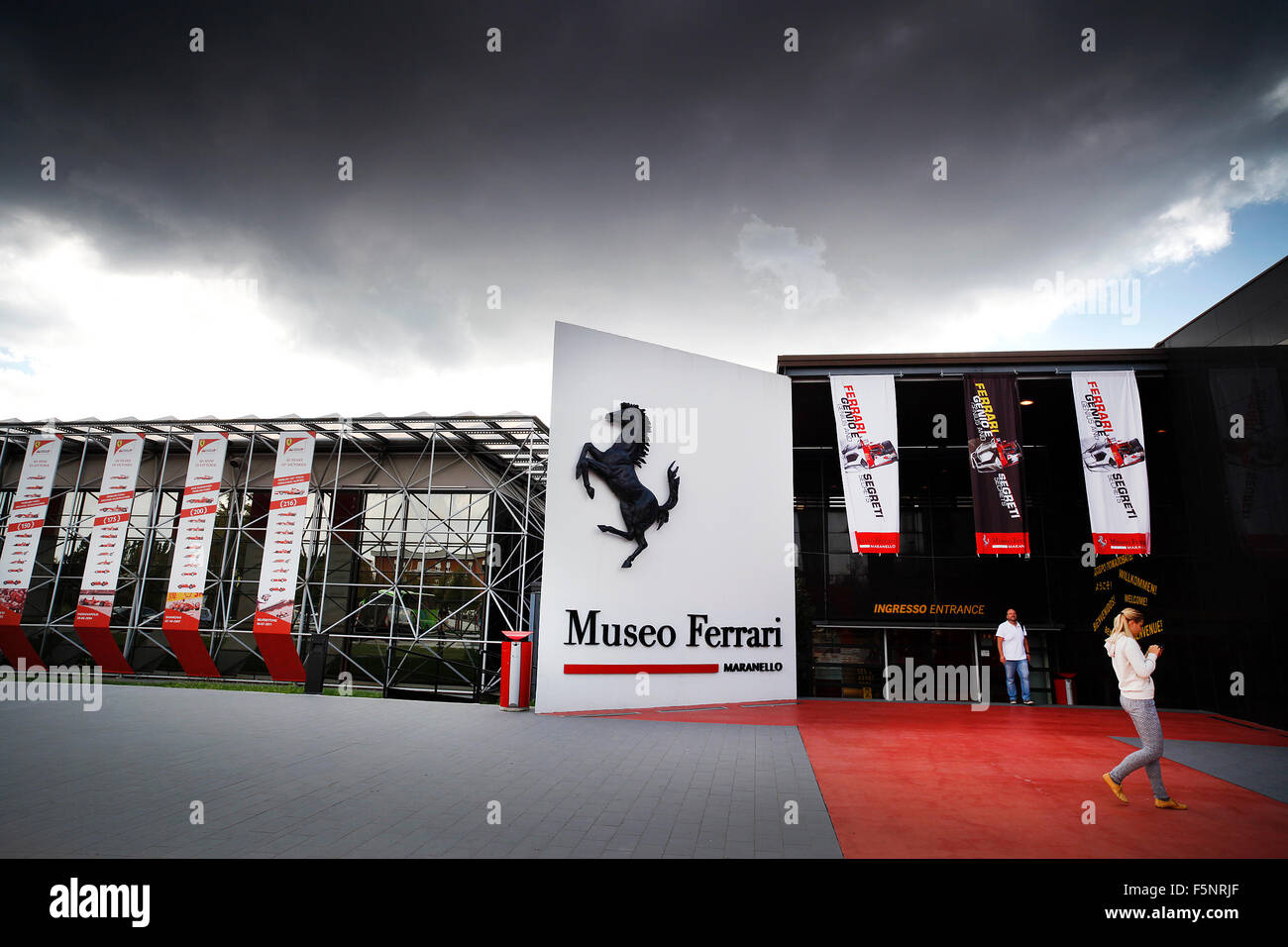 Das springende Pferd außerhalb der Museo Ferrari in Maranello, Italien. Stockfoto