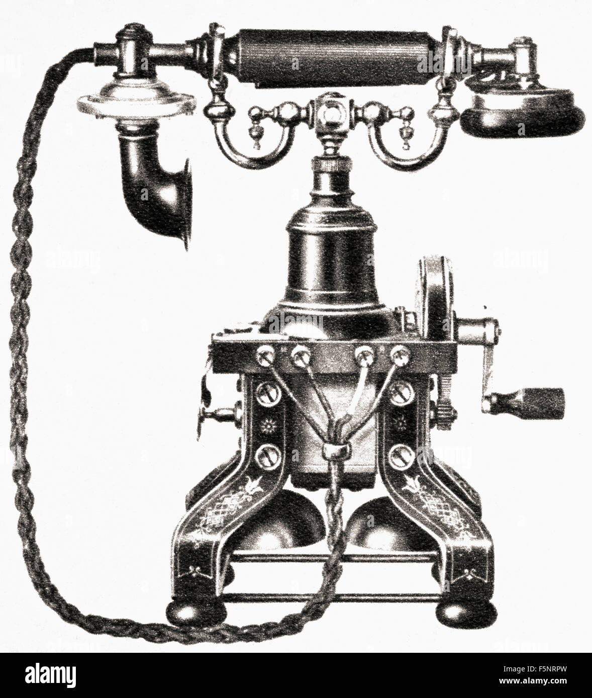 Ein Magneto-Telefon 1900 mit integriertem Magneto, das über den Griff auf der rechten Seite angetrieben wird. Die Beine dieses Instruments sind eigentlich die Dauermagnete für den Magneten. Stockfoto Ein Magneto-Telefon 1900 mit integriertem Magneto, das über den Griff auf der rechten Seite angetrieben wird. Die Beine dieses Instruments sind eigentlich die Dauermagnete für den Magneten. Stockfoto