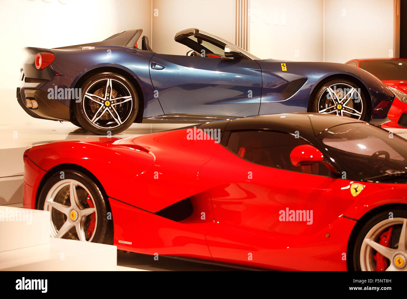 Exotischen Supersportwagen in der einmaligen Galerie im Museo Ferrari in Maranello, Italien. Stockfoto