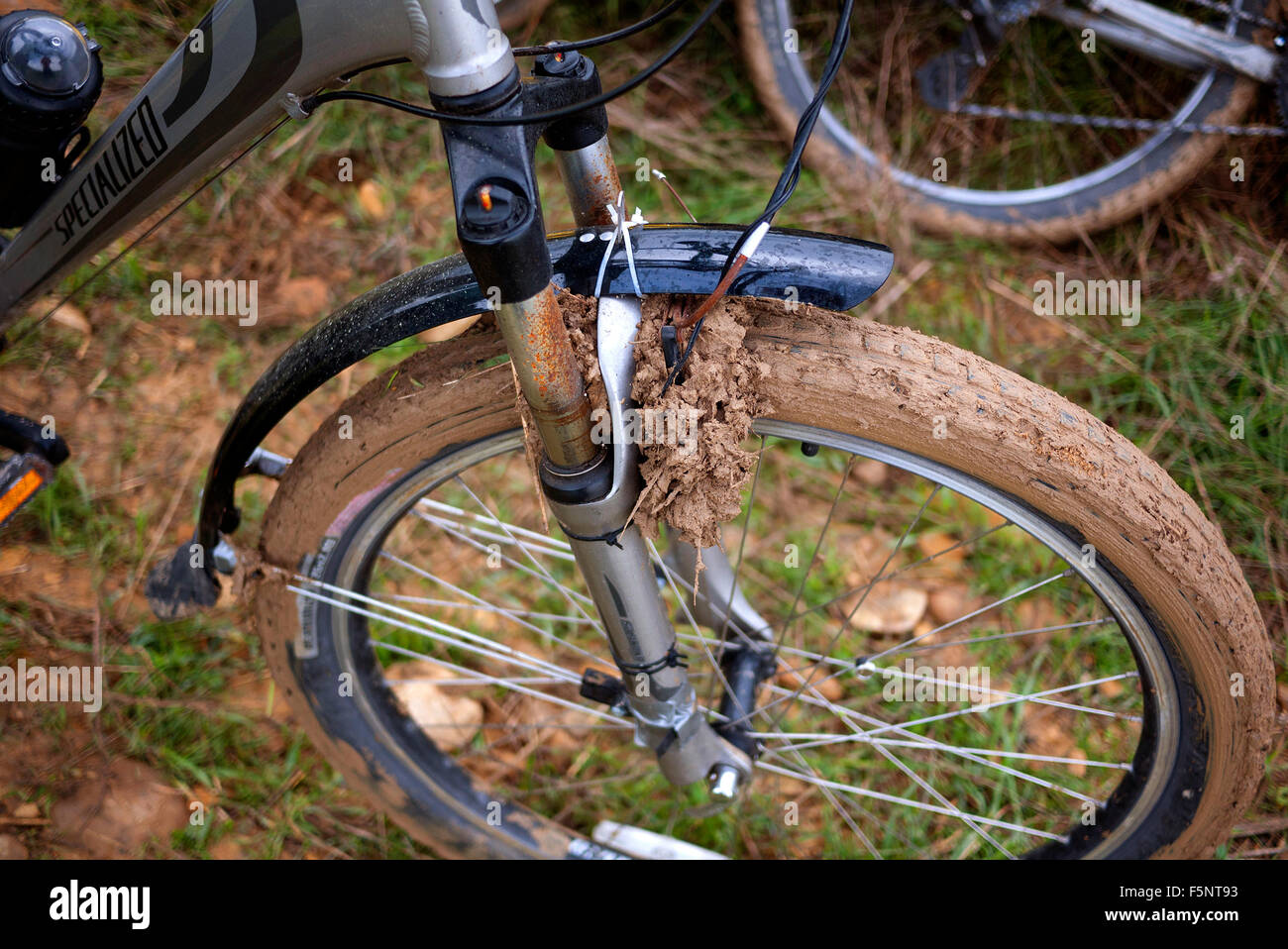 Schlamm verstopft Fahrrad-Rad. Stockfoto