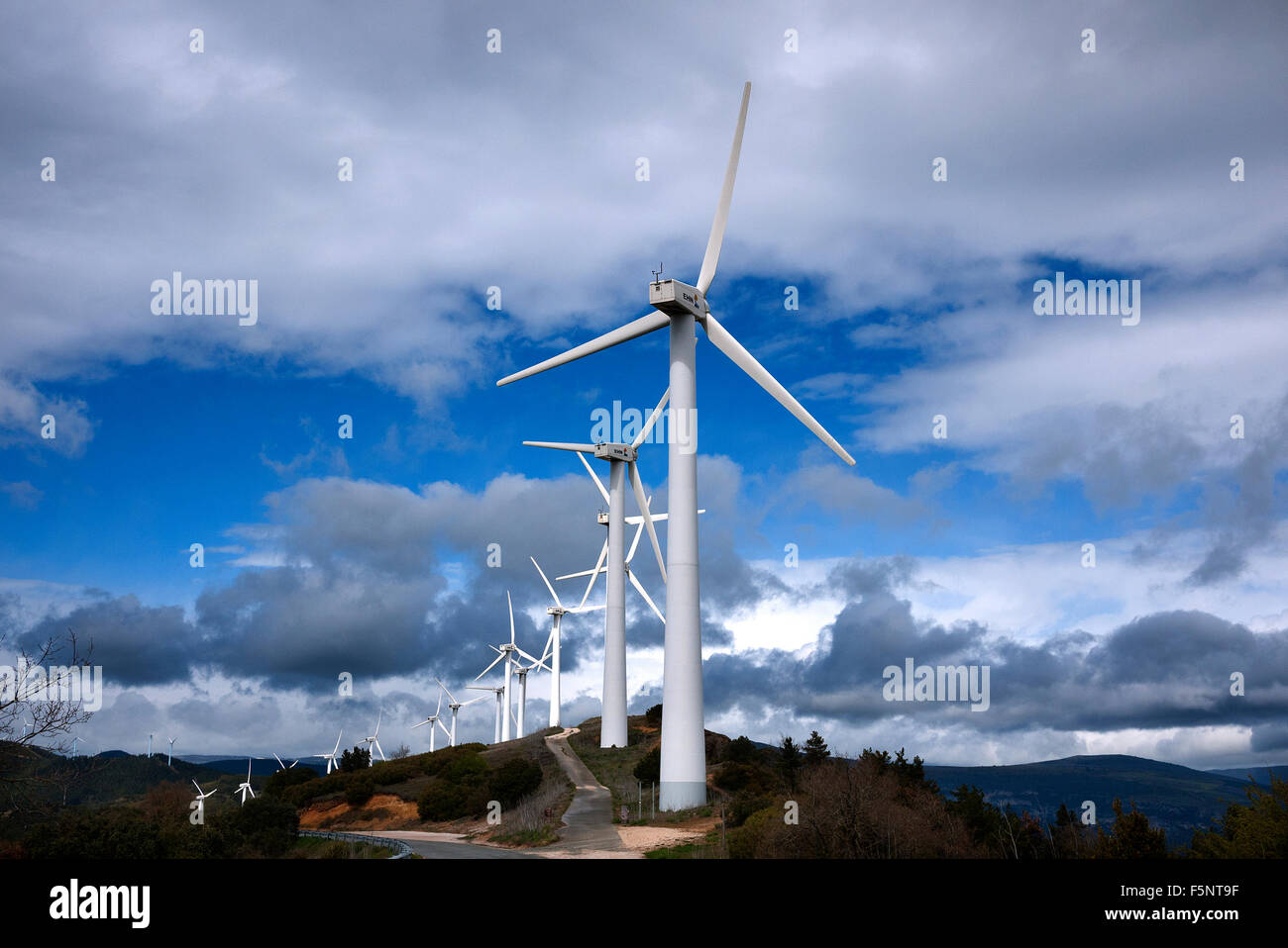 Windkraftanlagen vor Gewitterhimmel in Spanien. Stockfoto