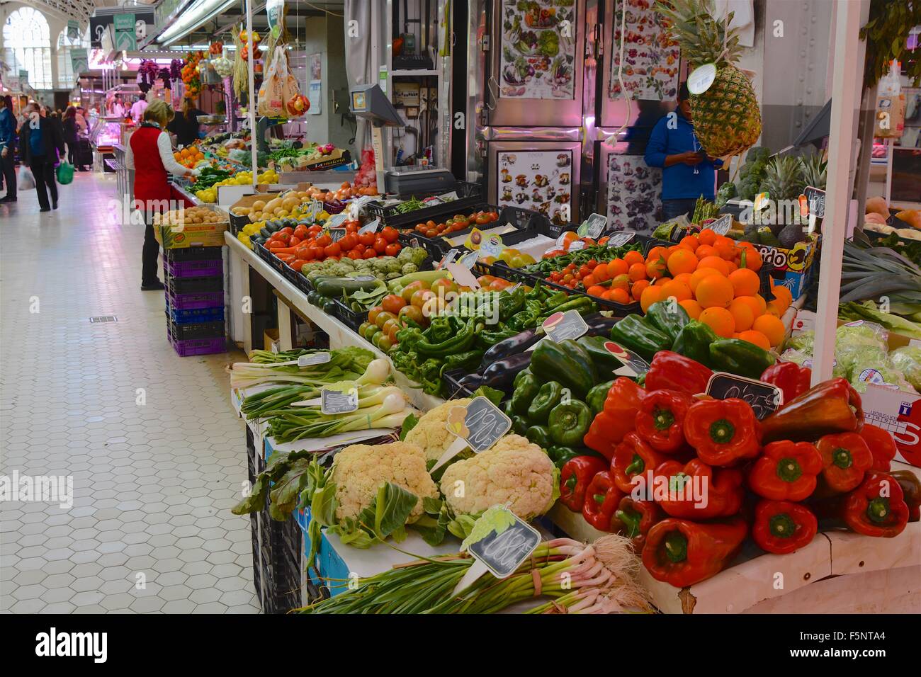 Zentralmarkt Gebäude in Valencia, Spanien. Gemüsehändler Shop mit Menschen Stockfoto