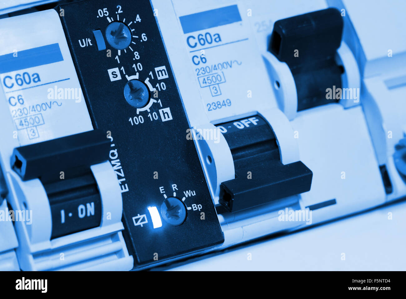 Elektrische Fuseboxes und Komponenten im Control Panel Stockfoto