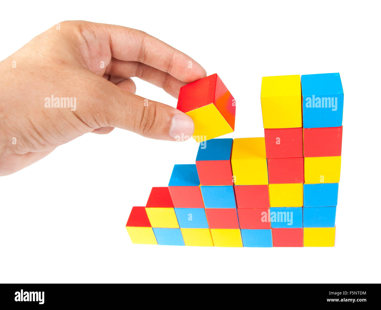 Mannes Hand mit Holzklotz. Gebäude der Schritte Stockfoto