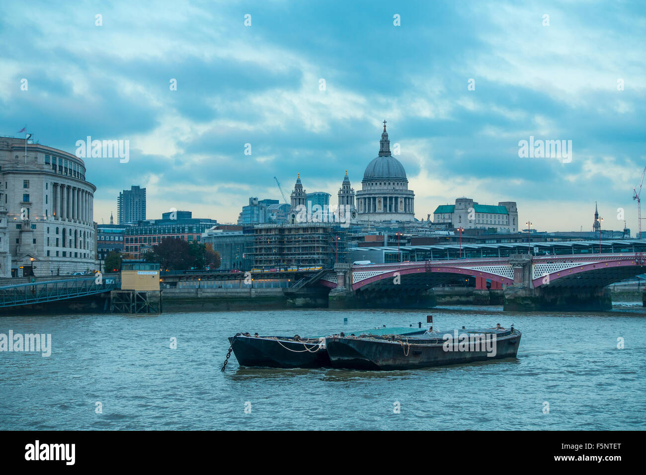 Fluss Themse St Pauls Cathedral Dämmerung London England UK Stockfoto